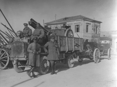 Britse soldaten in Italië tijdens WOI die een veldkanon vervoeren door English Photographer